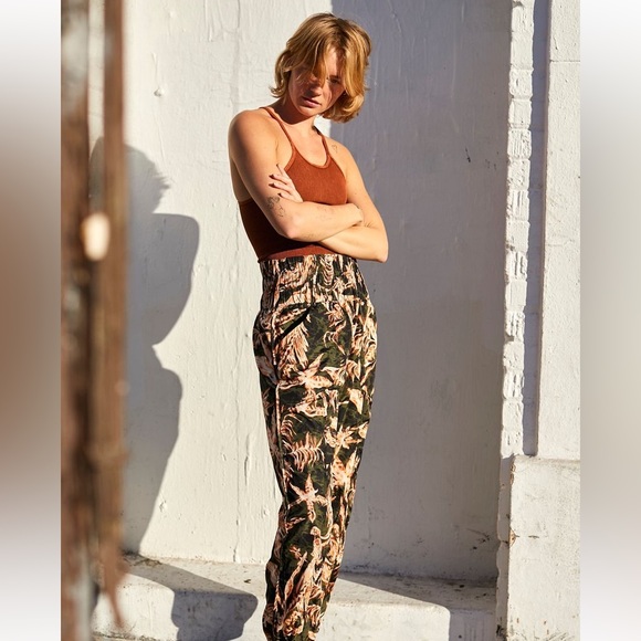 NWOT! FP Free People Movement Happiness Runs Long Crop Tank Sz M/L - Picture 3 of 6